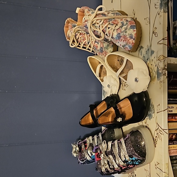 Toddler Size 8 shoes * - Picture 1 of 10
